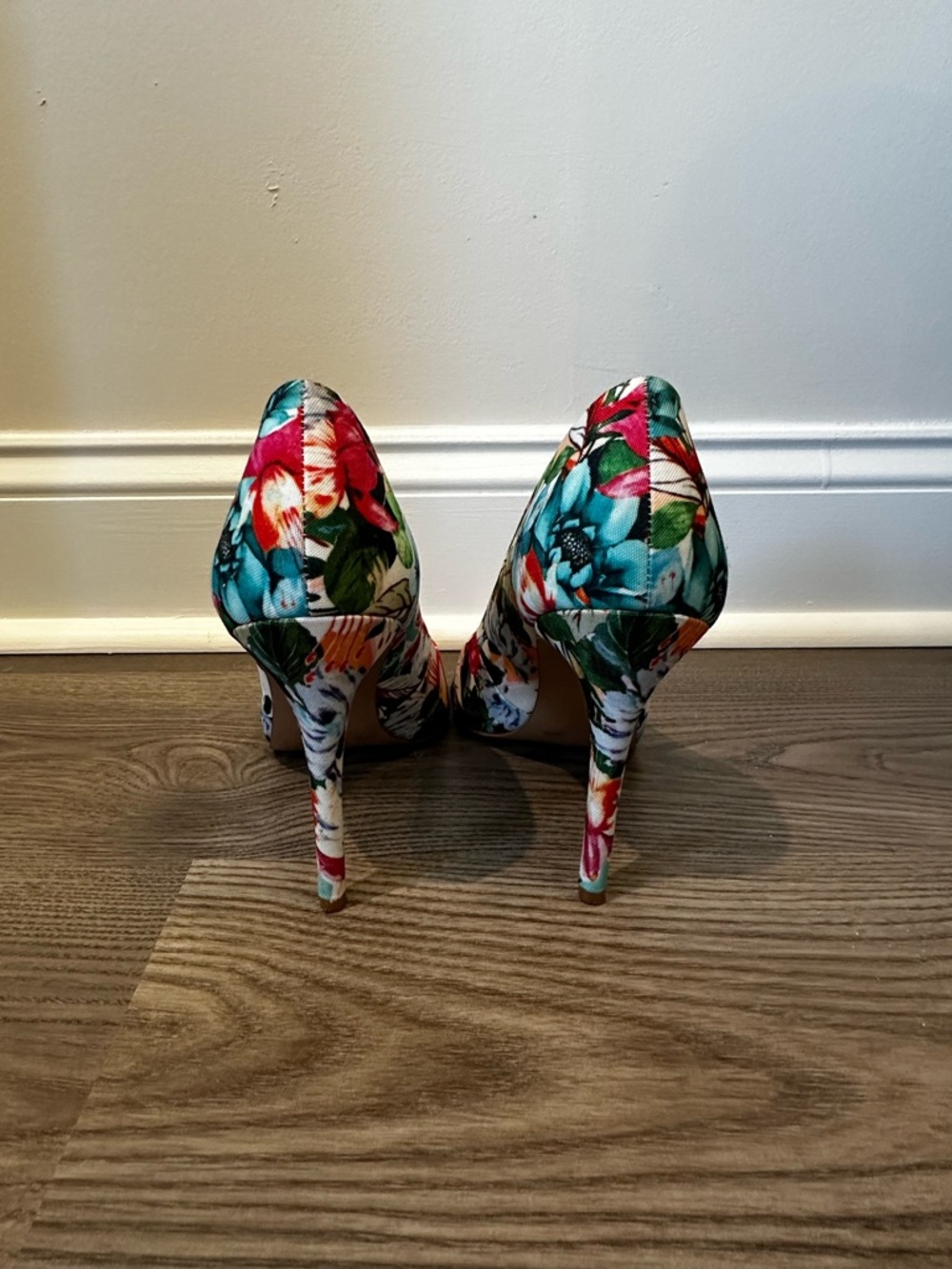 Jessica Simpson Floral Pointed-Toe Stiletto Pumps in Red, Teal, Green, White - Picture 2 of 4